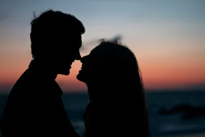 silhouette d'un couple se regardant dans les yeux en souriant