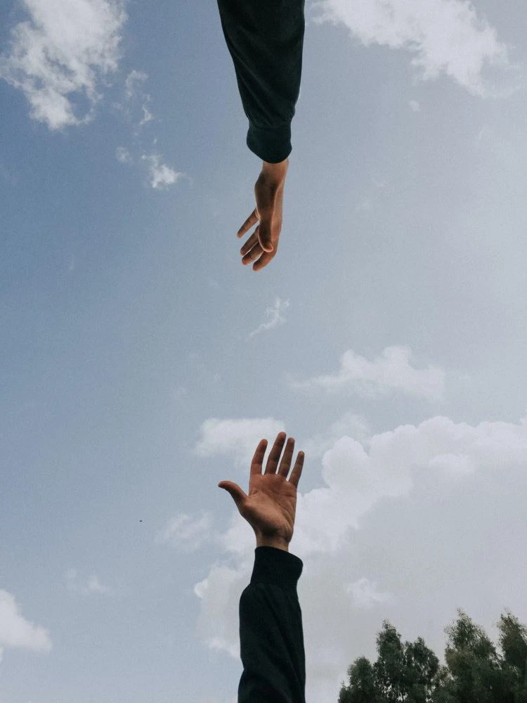 deux mains tendus l'une vers l'autre